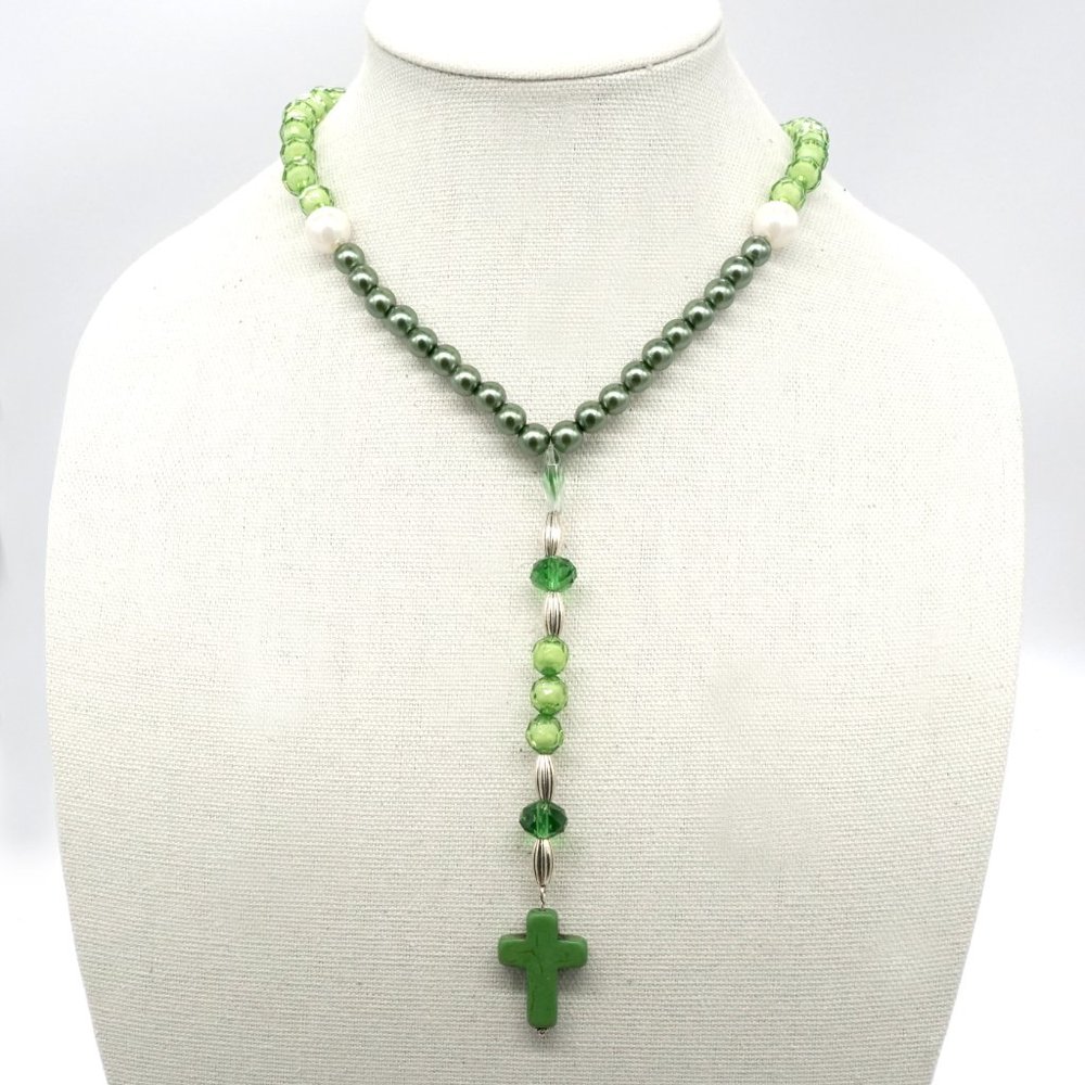 Necklace with Duo Tones in Green. - Picture 3 of 4